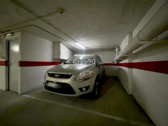 Imagen 2 de En venta amplia plaza de parking con trastero en Av. Garrigues