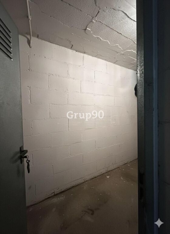 Imagen 3 de En venta amplia plaza de parking con trastero en Av. Garrigues