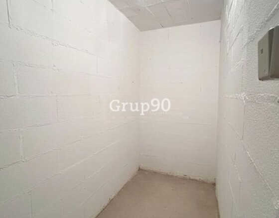 Imagen 4 de En venta amplia plaza de parking con trastero en Av. Garrigues