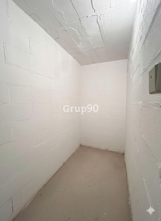 Imagen 4 de En venta amplia plaza de parking con trastero en Av. Garrigues