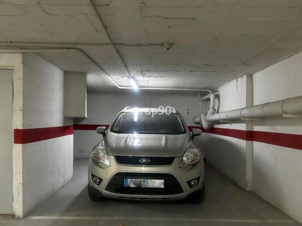 Imagen 1 de En venta amplia plaza de parking con trastero en Av. Garrigues