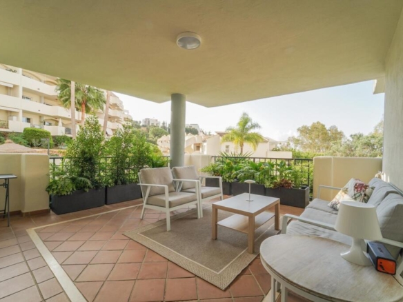 luz y tranquilidad en Elviria – Apartamento exclusivo con terraza.