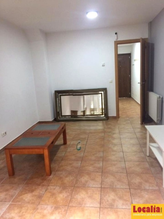 Imagen 2 de Chalet adosado con jardín y parking