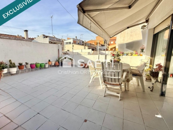 Imagen 1 de Casa en el centro de Tordera con terraza de 45 m² y azotea privada.