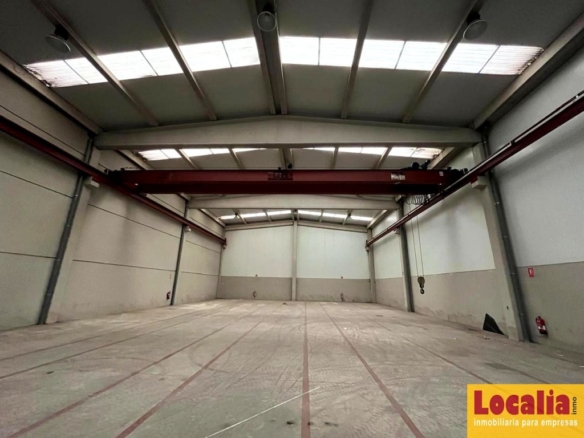 Imagen 4 de Amplia nave con puente grúa en Santander