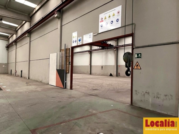 Imagen 1 de Amplia nave con puente grúa en Santander