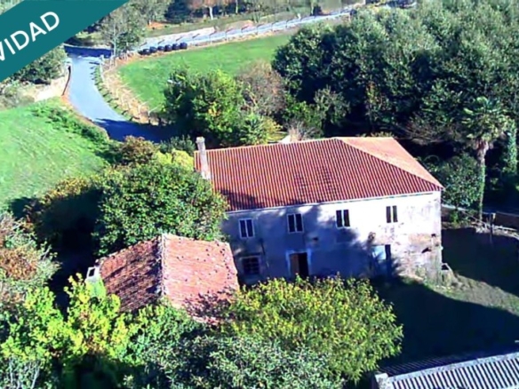 Imagen 1 de SE VENDEN DOS PROPIEDADES CON FINCA DE 8.000 METROS CUADRADOS A 20 MINUTOS DE SANTIAGO DE COMPOSTELA