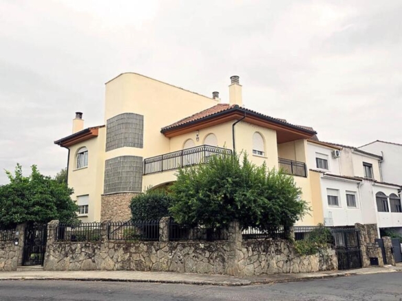 Imagen 1 de EN VENTA CHALET PAREADO DE CUATRO PLANTAS EN EL CENTRO URBANO DE PLASENCIA