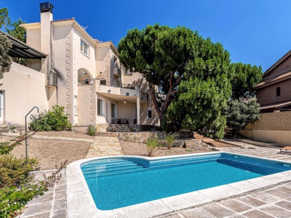 Imagen 2 de VIVIENDA UNIFAMILIAR DE DISEÑO CON PISCINA PRIVADA EN LA URBANIZACIÓN JARABELTRÁN