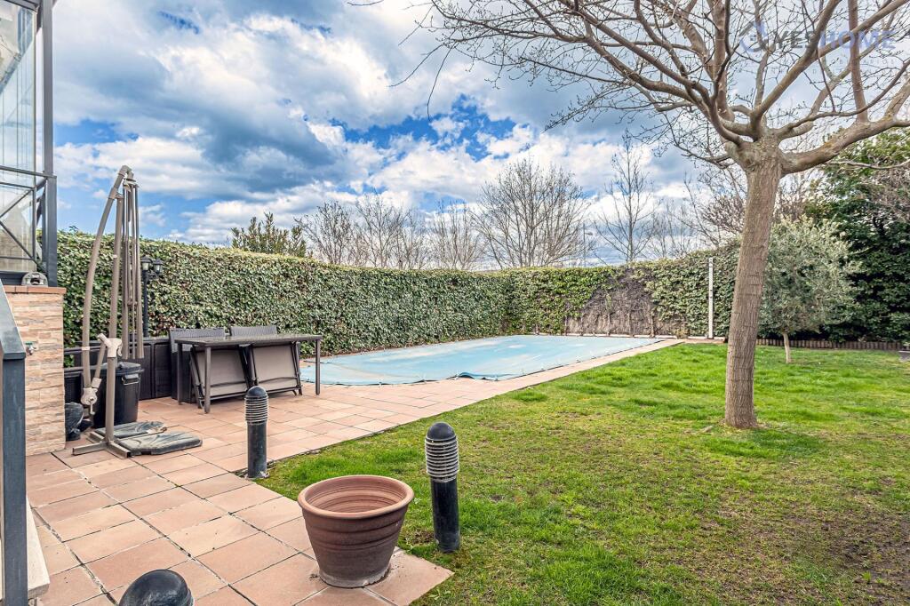 Imagen 2 de EN VENTA CHALET PAREADO DE CUATRO PLANTAS Y PISCINA PRIVADA EN EL CENTRO URBANO DE VILLANUEVA DE LA CAÑADA.