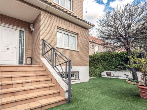 Imagen 3 de EN VENTA CHALET PAREADO DE CUATRO PLANTAS Y PISCINA PRIVADA EN EL CENTRO URBANO DE VILLANUEVA DE LA CAÑADA.