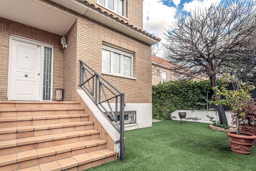 Imagen 3 de EN VENTA CHALET PAREADO DE CUATRO PLANTAS Y PISCINA PRIVADA EN EL CENTRO URBANO DE VILLANUEVA DE LA CAÑADA.