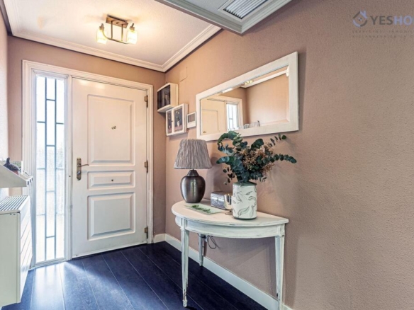 Imagen 4 de EN VENTA CHALET PAREADO DE CUATRO PLANTAS Y PISCINA PRIVADA EN EL CENTRO URBANO DE VILLANUEVA DE LA CAÑADA.