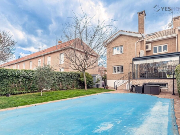 Imagen 1 de EN VENTA CHALET PAREADO DE CUATRO PLANTAS Y PISCINA PRIVADA EN EL CENTRO URBANO DE VILLANUEVA DE LA CAÑADA.