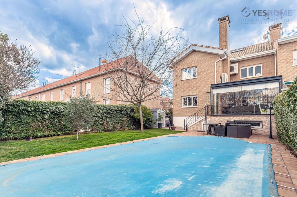 Imagen 1 de EN VENTA CHALET PAREADO DE CUATRO PLANTAS Y PISCINA PRIVADA EN EL CENTRO URBANO DE VILLANUEVA DE LA CAÑADA.