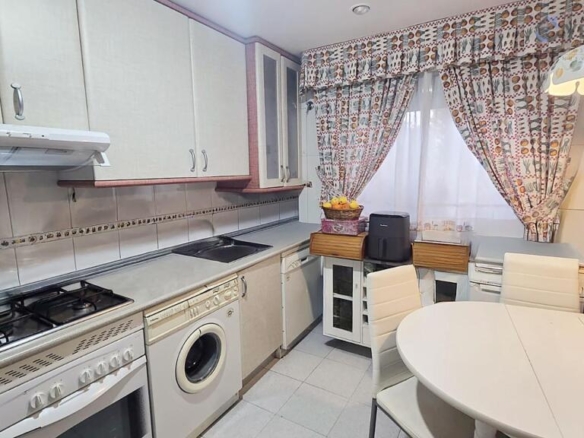 Imagen 4 de EN VENTA CHALET PAREADO DE TRES PLANTAS EN EL CENTRO URBANO DE VALDEMORILLO.