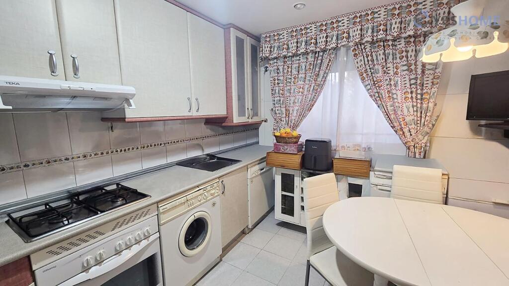 Imagen 4 de EN VENTA CHALET PAREADO DE TRES PLANTAS EN EL CENTRO URBANO DE VALDEMORILLO.