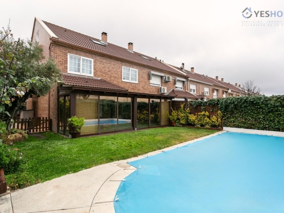 Imagen 1 de EN VENTA CHALET PAREADO DE TRES PLANTAS Y PISCINA PRIVADA EN VILLANUEVA DE LA CAÑADA.