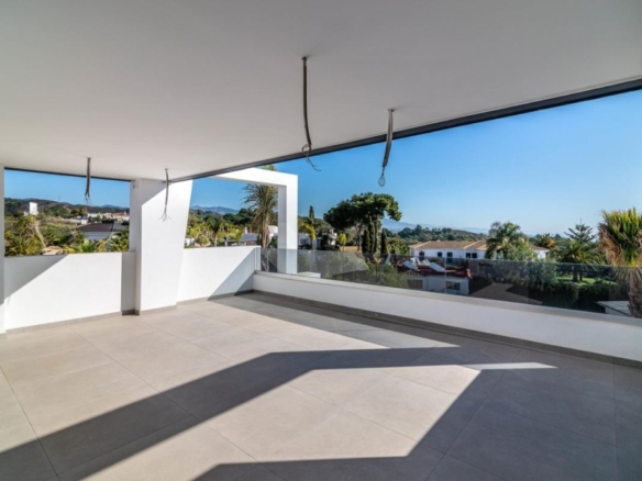 Imagen 2 de SE VENDEN ESPECTACULARES PISOS DE 3 Y 4 HABITACIONES EN ESTEPONA