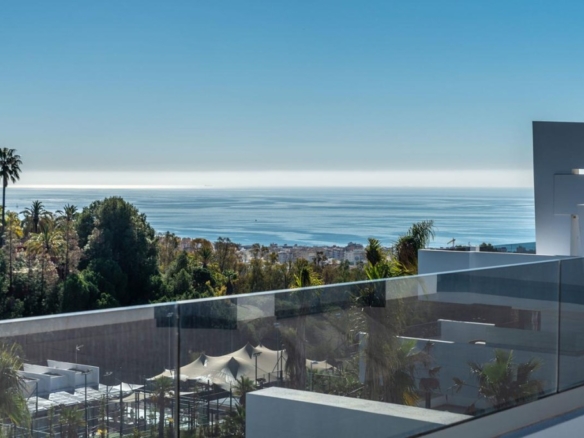 Imagen 1 de SE VENDEN ESPECTACULARES PISOS DE 3 Y 4 HABITACIONES EN ESTEPONA