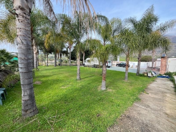 Imagen 1 de SE VENDE PARCELA DE 3600M2 CON VARIAS CONSTRUCCIONES LEGALIZADAS.