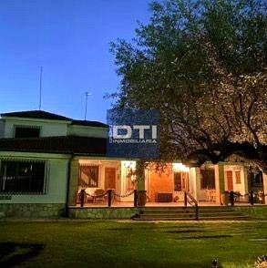 Imagen 2 de Chalet de lujo con jardín y piscina en urbanización privada. A 3 Km de Albacete
