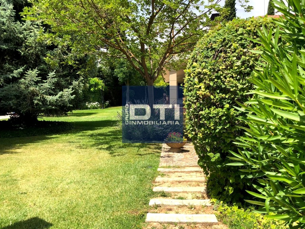 Imagen 4 de Chalet de lujo con jardín y piscina en urbanización privada. A 3 Km de Albacete