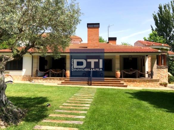 Imagen 1 de Chalet de lujo con jardín y piscina en urbanización privada. A 3 Km de Albacete