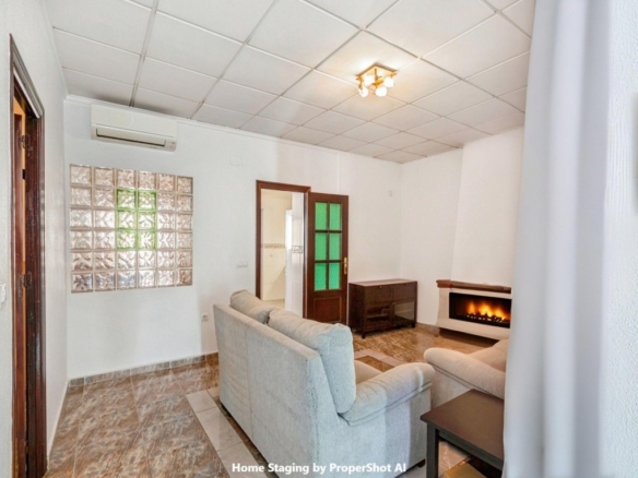 Imagen 1 de Casa reformada con estudio independiente y piscina privada.