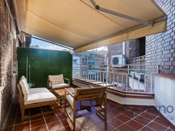 Imagen 1 de ÁTICO CON TERRAZA RECIÉN REFORMADO Y EQUIPADO A ESTRENAR