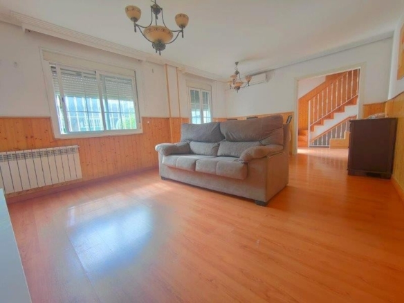 Imagen 2 de ESPECTACULAR CHALET ADOSADO CON PISCINA PRIVADA