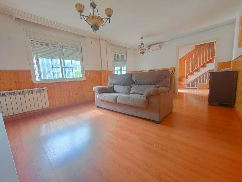 Imagen 2 de ESPECTACULAR CHALET ADOSADO CON PISCINA PRIVADA