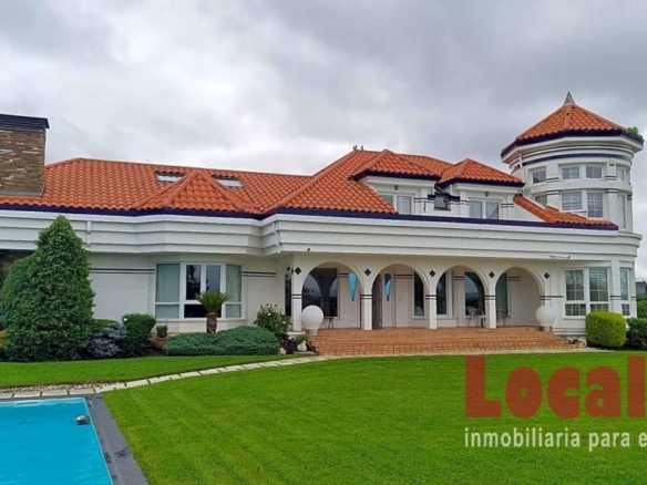 Imagen 1 de Extraordinario chalet con piscina en Suances