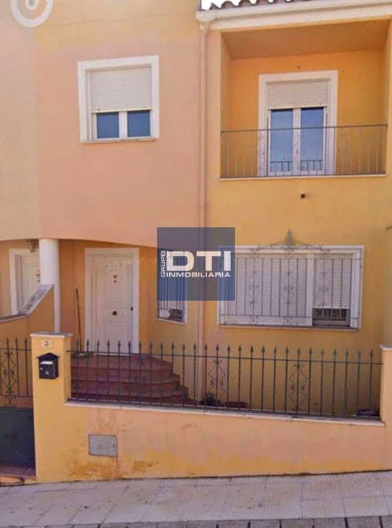 Imagen 1 de Oportunidad en Munera: chalet adosado con patio