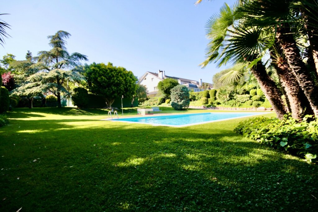 jardín privado y zona comunitaria con piscina.