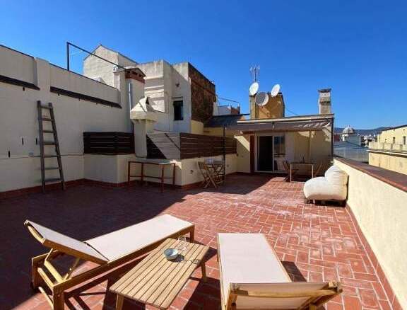 Imagen 1 de Ático Luminoso con Gran Terraza y Vistas en Ciutat Vella