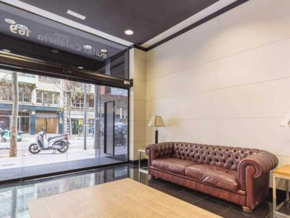 Imagen 3 de Oportunidad de gran espacio en la Calle Calabria