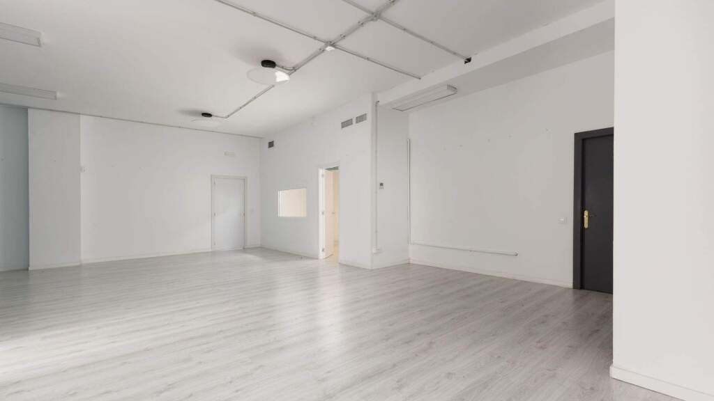 Imagen 2 de Amplio local disponible junto Ronda de Dalt y Hospital Quirón