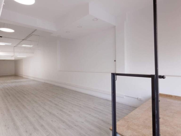 Imagen 3 de Amplio local disponible junto Ronda de Dalt y Hospital Quirón