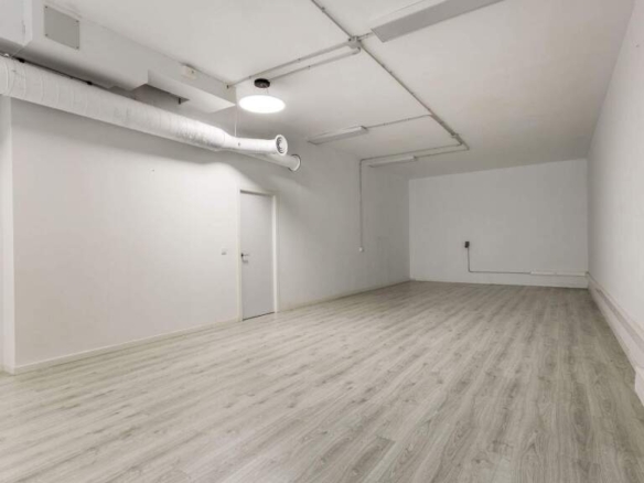 Imagen 4 de Amplio local disponible junto Ronda de Dalt y Hospital Quirón