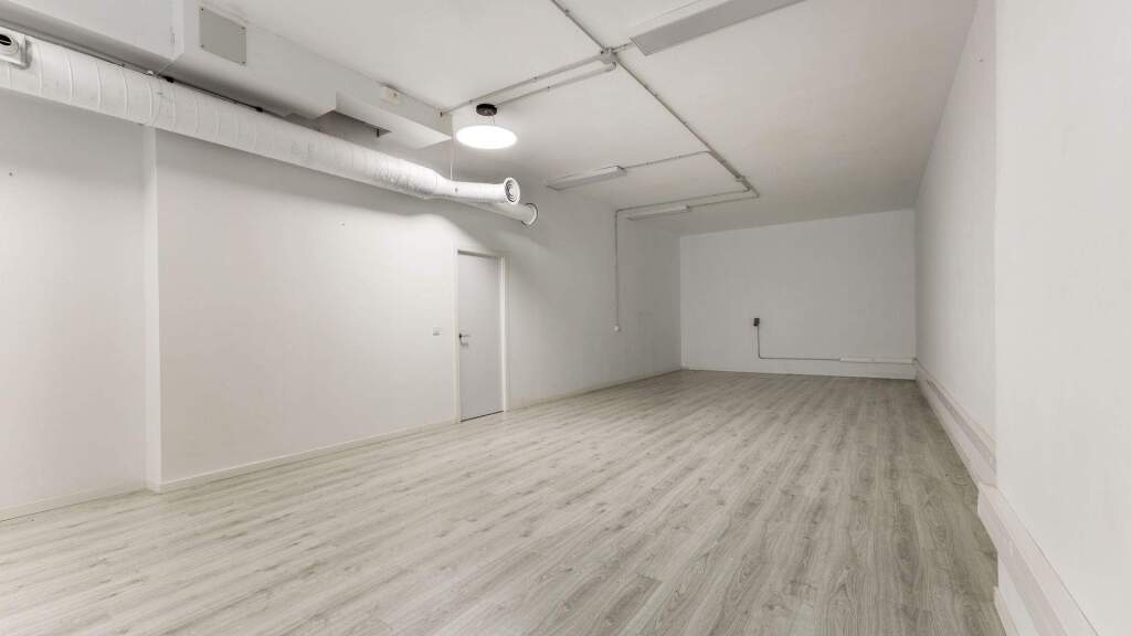 Imagen 4 de Amplio local disponible junto Ronda de Dalt y Hospital Quirón