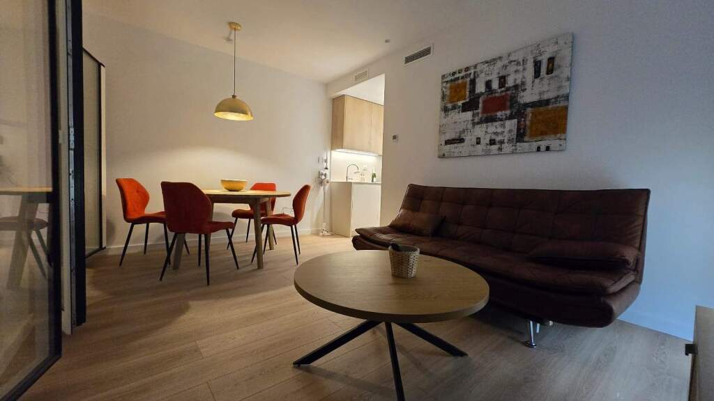 2 habitaciones. Insonorizado y a pasos del mar.