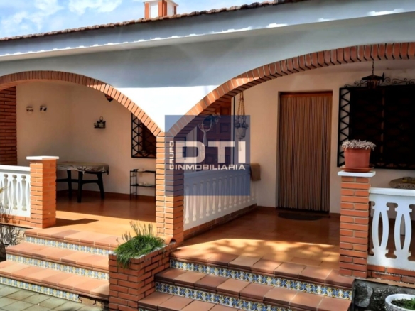 Imagen 2 de Parcela urbana excepcional con 3 casas