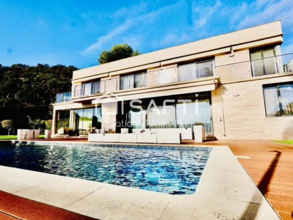 Imagen 1 de Elegante casa de lujo con vistas al mar en urbanización privada.