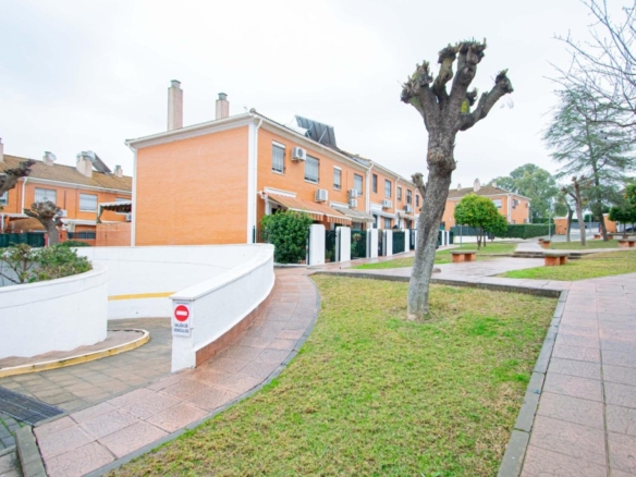 Imagen 2 de Magnífico Chalet Adosado con Patio y Garaje en Montequinto