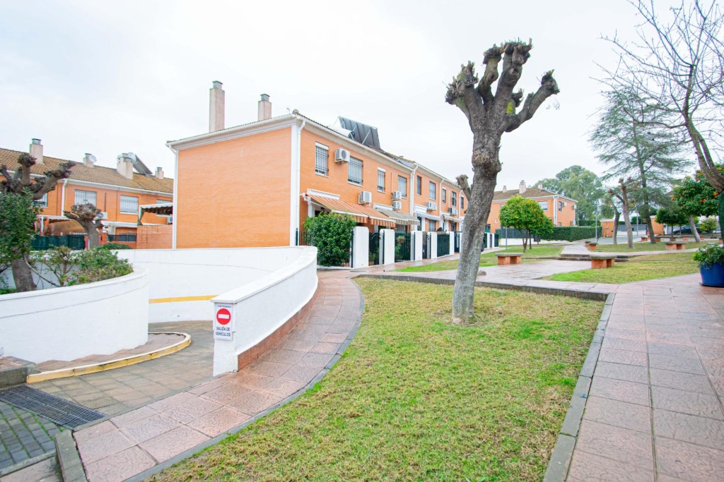 Imagen 2 de Magnífico Chalet Adosado con Patio y Garaje en Montequinto