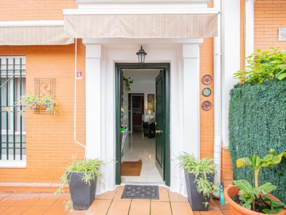 Imagen 3 de Magnífico Chalet Adosado con Patio y Garaje en Montequinto