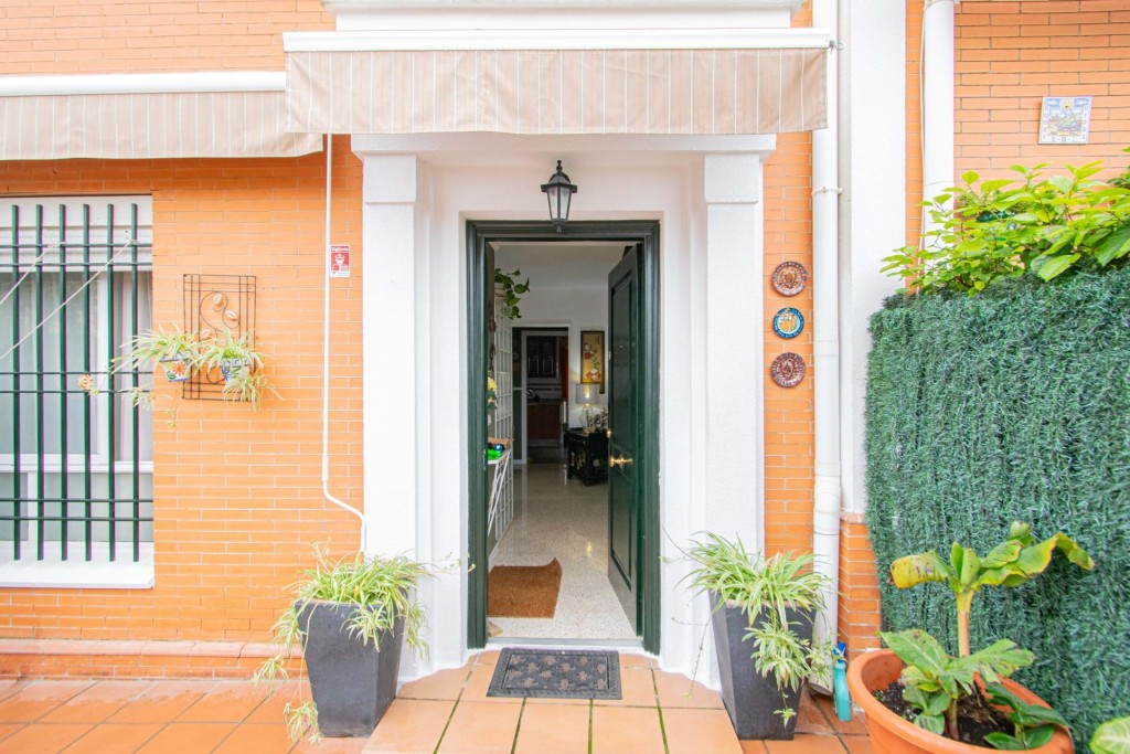 Imagen 3 de Magnífico Chalet Adosado con Patio y Garaje en Montequinto