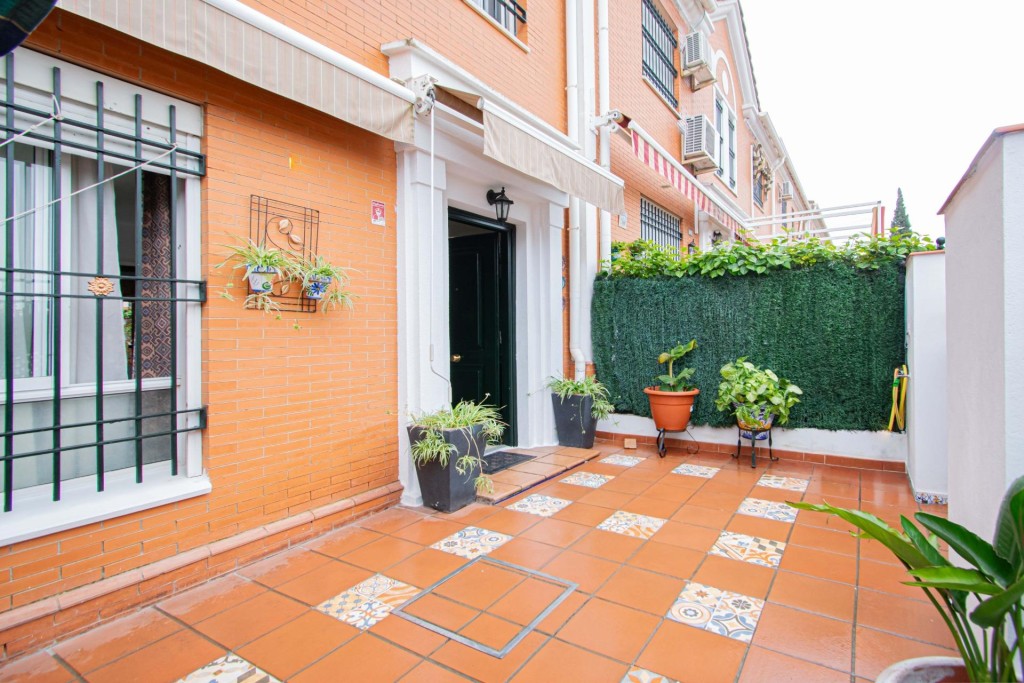Imagen 4 de Magnífico Chalet Adosado con Patio y Garaje en Montequinto