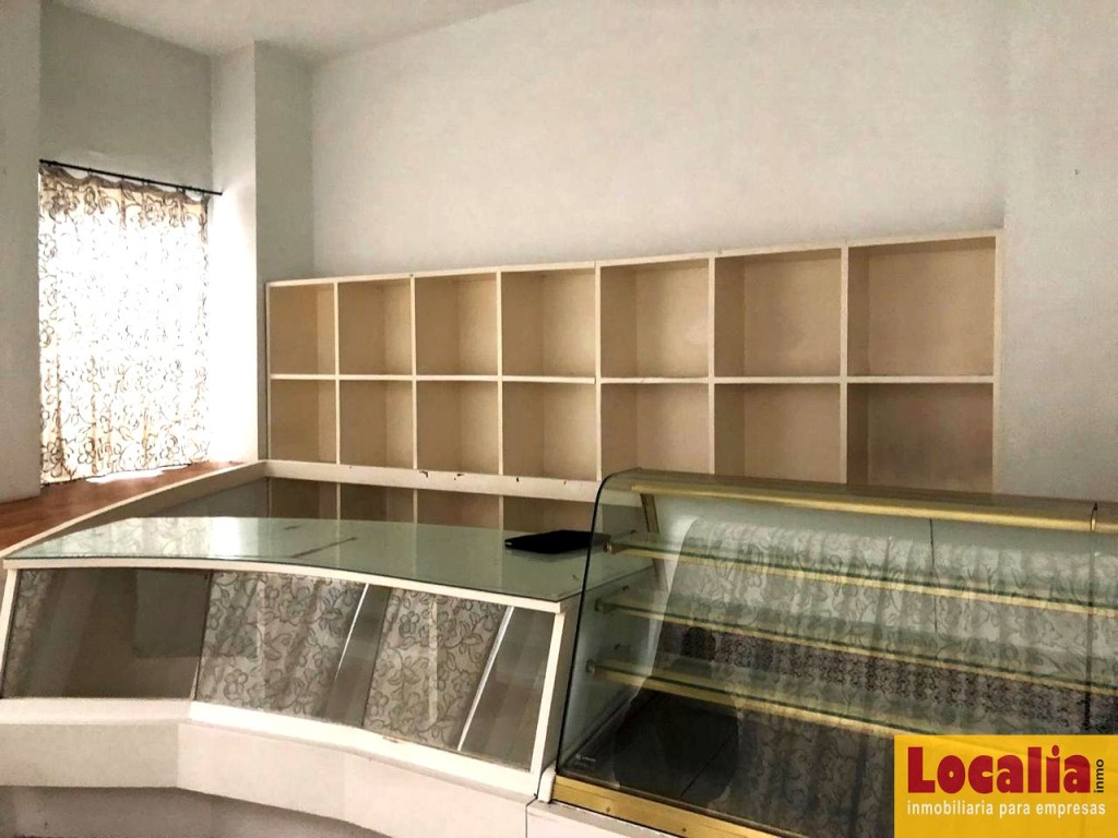 Imagen 4 de Amplio local con obrador en Torrelavega